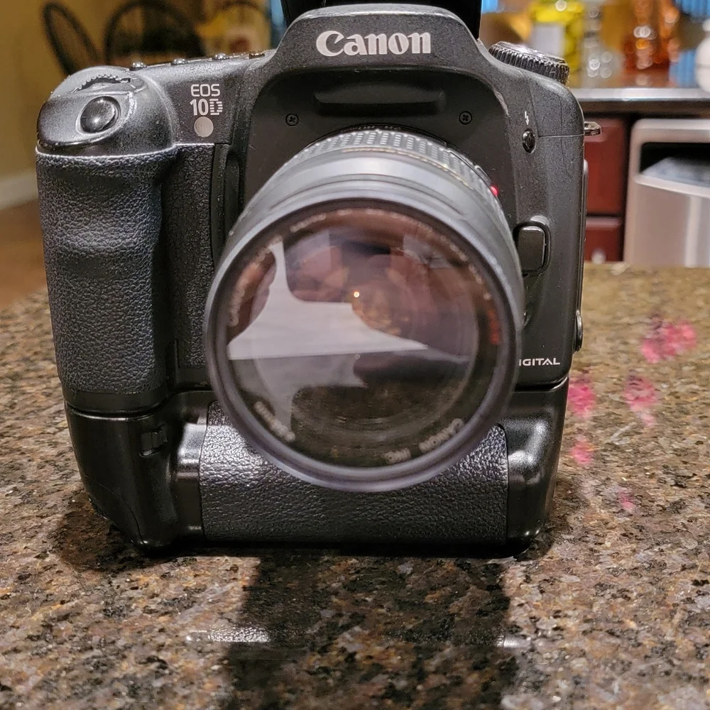 Canon EOS 10D & Canon Ultrasonic 28-80mm & Handgrip New Battery Charger